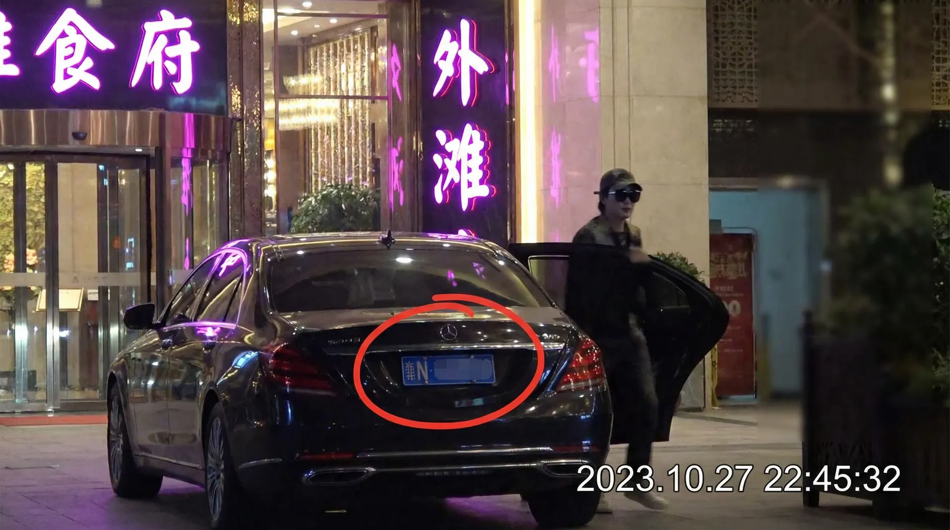 51彩娱乐 网址 - 豪车餐厅外偷拍